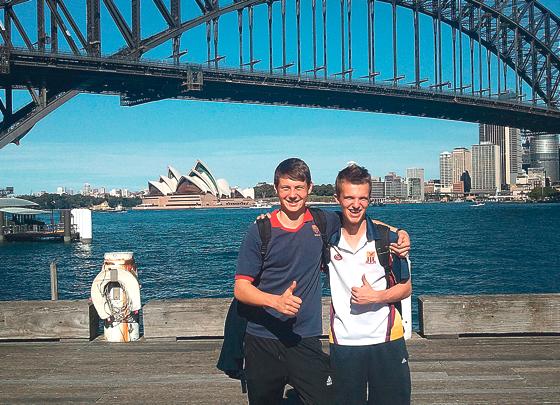 Zwei Stipendiaten genießen den Ausblick von der Sydney Harbour Bridge, im Hintergrund das weltbekannte Sydney Opera House. 	Foto: VA