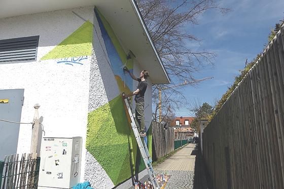 Die Hauptwand eines der Transformator-Häuschen von einem professionellen Graffiti-Künstler gestalten lassen	Foto: Gemeindewerke Haar