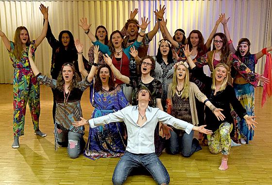 Rockmusik mit dem Lebensgefühl der Peace-Generation präsentieren die Schauspielschüler bei ihrer Premiere des Musicals.	Foto: Musikschule Ismaning