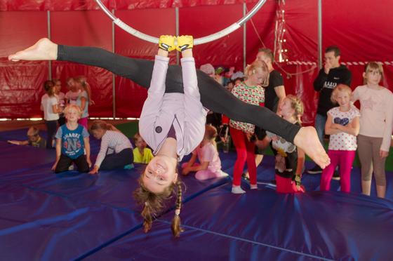 Akrobatik mit den kleinen Artisten  das bunte Ferienprogramm der Johanniter, Lilalu, bietet neben Spaß auch Spannung. 	Foto: Andreas Heddergott