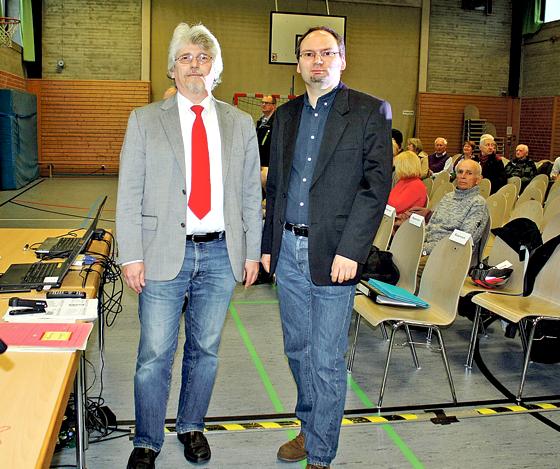 Robert Kulzer (rechts) auf der Bürgerversammlung in der Turnhalle des Michaeligymnasiums mit Hans-Dieter Kaplan, dem stellvertretenden Fraktionsvorsitzenden der Rathaus-SPD, der die Veranstaltung moderierte.	Foto: js