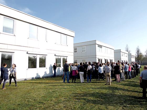 In die ehemaligen Bürocontainer am Business Campus in Unterschleißheim sind schon die ersten Asylbewerber eingezogen. 	Foto: Landratsamt München