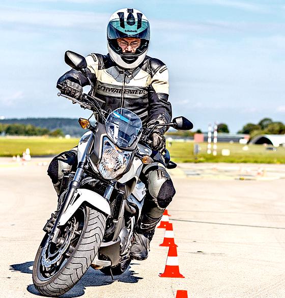 Sicher im Sattel werden Biker bei einem Motorrad-Training auf den Fahrsicherheitsanlagen.	Foto: ADAC