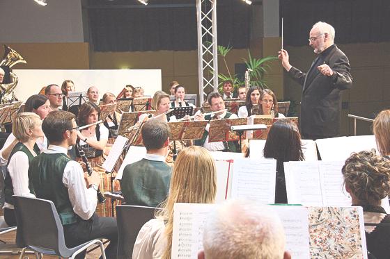 Seit 30 Jahren begleitet Michael Kummer das symphonische Blasorchester der Vereinigung Freunde Grünwalds mit hoher Kompetenz.	Foto: VA