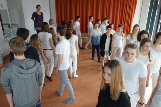Jugendliche der Theater AG vom Ernst-Mach Gymnasium Haar führen am 25. April ein Theaterstück über das Dritte Reich in Haar auf.	Foto: Bürgerstiftung Haar
