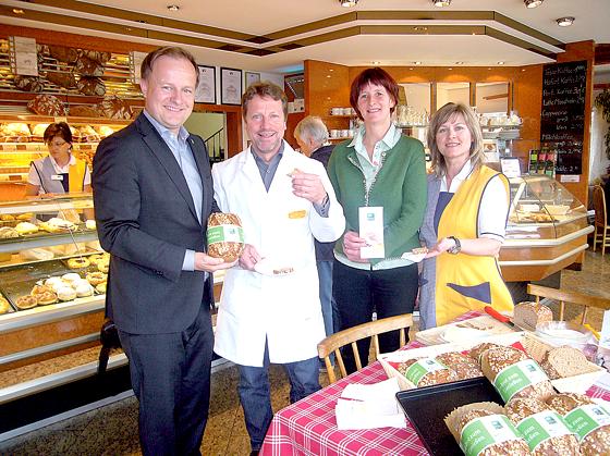 Landrat Robert Niedergesäß, Bio-Bäcker Martin Freundl und Luise Braun und  Liselotte Freundl (v. li.) sind stolz auf das Bäckerhandwerk.	Foto: Ebersberger Land