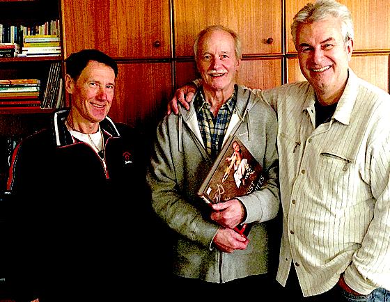 Zum Abschied überreichten die Abteilungsleiter Willi Kirst (l.) und Harald Fesenbeckh (r.) Hannes Höfler ein Buch über 300 Kampfsportarten.