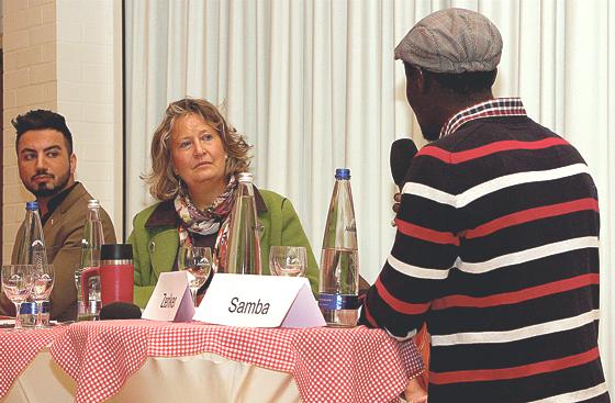 Samba (r.) aus dem Senegal erzählte aus seinem Leben. Die stellvertretende Landrätin und Moderatorin des Abends, Annette Ganssmüller-Maluche, und Rony aus Syrien hörten aufmerksam zu.	Foto: privat