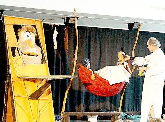 Mit seinem Puppentheater entführte Dieter Malzacher die 6. Klassen auf die Irrfahrten des Odysseus.	Foto: privat