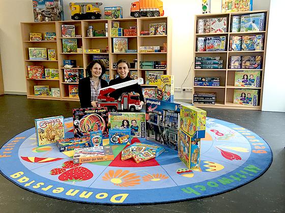 Konrektorin Verena Engelhardt (r.) und Lehrerin Katharina Schulz-Linkholt, die das Spielzimmer betreuen wird, freuen sich: Endlich ist der Raum fertig!	Foto: privat