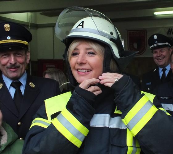 Ulrike Scharf kommt eigentlich von der Wasserwacht. In Langenpreising zeigte die Ministerin jedoch, dass sie auch in der Feuerwehr bestehen kann.	Foto: kw