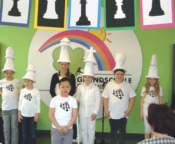 Seit Januar darf sich die Grundschule in  Garching »Deutsche Schachgrundschule« nennen und feierte dies. 	Foto: Grundschule Garching West
