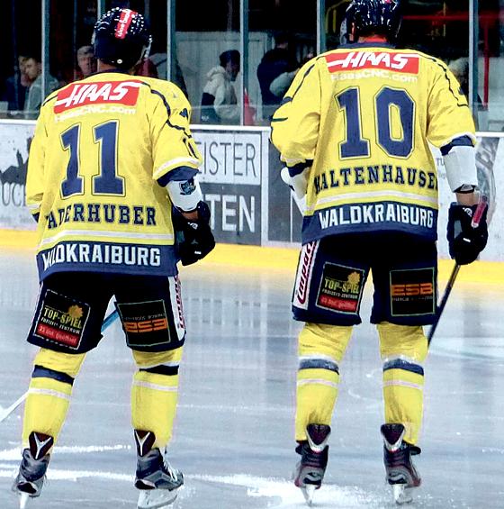 Die Ex-EHCler Andreas Paderhuber und Max Kaltenhauser im Löwen-Trikot am Rande dieser Partie im Grafinger Eisstadion. Foto: smg / CU