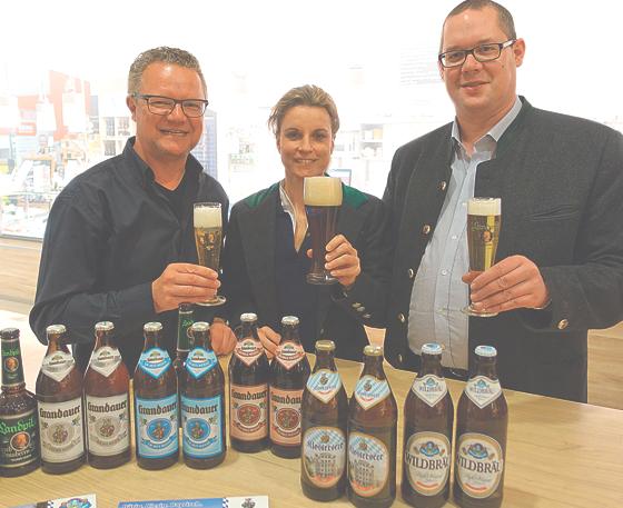 Martin Gruber mit Swantje Schlederer und Jan Opper von der Grafinger Brauerei Wildbräu-Grandauer (v. li.). 	F: REWE