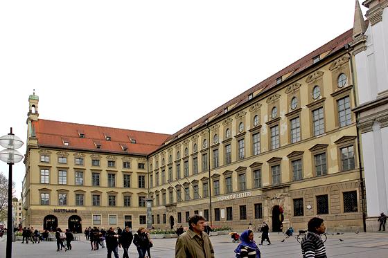 Die Alte Akademie mit dem Hettlage-Gebäude (links) wird bis 2019 komplett umgebaut. Die Fassade wird dabei weitestgehend erhalten.	Foto: cr