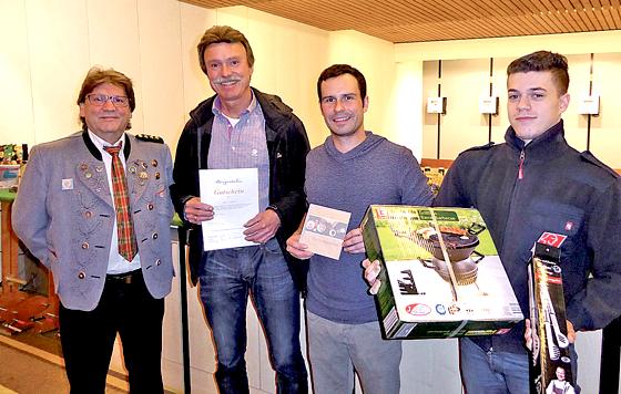 &#8260;Strahlende Sieger:  Erster Schützenmeister Albert Müller (v.l.) präsentierte die Gewinner Frank Klingberg (Platz 3), Andre Steibli (Platz 1) und Benjamin Pacyga (Platz 2).	Foto: Verein