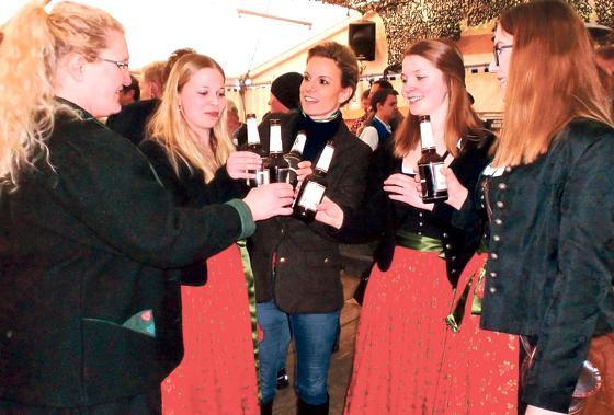 Die Brauerei-Chefin Swantje Schlederer stoßt mit den Test-Partygästen auf ein gutes Gelingen des Grandauer Volksfestes an.	Foto: Otto Hartl