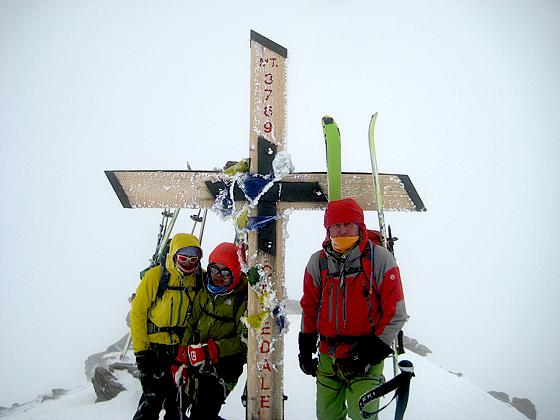 Bei den Ski- und Bergsportlern geht es nicht nur auf die hohen Berge, wie hier auf den Cevedale (3.789 m) in der Ortlergruppe.	Foto: Peter Schneider