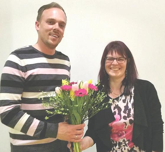 Blumen für die neue Leiterin des Kinderhauses, Iris Dillinger, gab es zur Begrüßung von Florian Prieler aus dem Elternbeirat.	Foto: VA