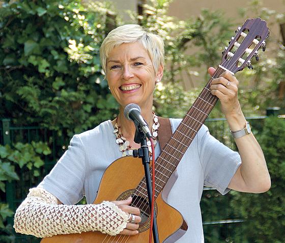 Seit über 25 Jahren singt Gisela Hüttis deutsche Volkslieder. 	Foto: VA