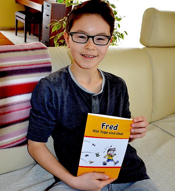 Stolz präsentiert Max Arnold sein erstes Buch: Fred  Alle Tage sind übel.	Foto: MO