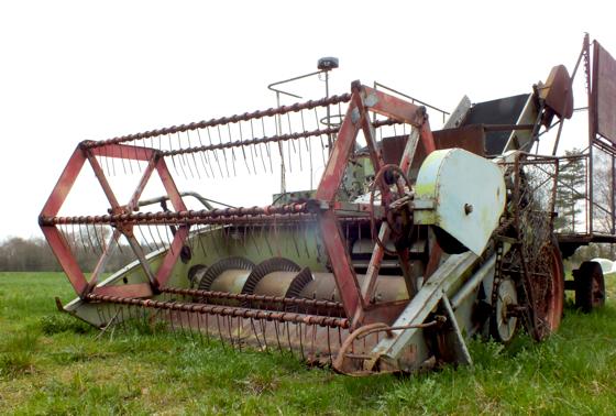 Fundstück aus dem Landkreis: Eine Vollerntemaschine für Pfefferminze, selbst gebastelt von einem findigen Landwirt, steht in Schwaigermoos. Ein Stück fürs Museum.	Foto: kw