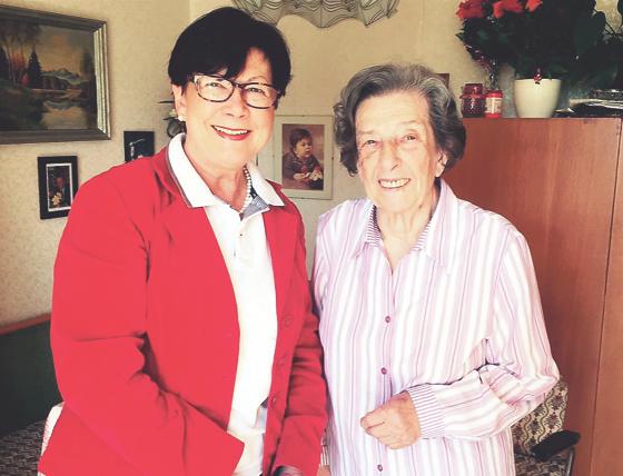 Luise Stangl gratulierte Annelise Dolatschko zu ihrem 90. Geburtstag.	Foto: Gemeinde Ismaning