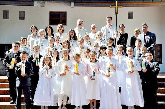 Pfarrer Johannes Streitberger und seine Ministranten und Pastoralassistentin Christina Hoesch bereiteten die Kinder auf die Heilige Kommunion vor. 	Foto: VA