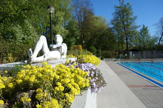 Das Freibad Unterhaching hat bereits seit dem 30. April geöffnet. Im Schwimmerbecken herrschen immer angenehme 24 Grad. 	Foto: hw
