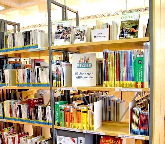 Die Gemeindebibliothek hält spezielle Bücher für alle, die Deutsch lernen wollen, bereit.	Foto: Prüller