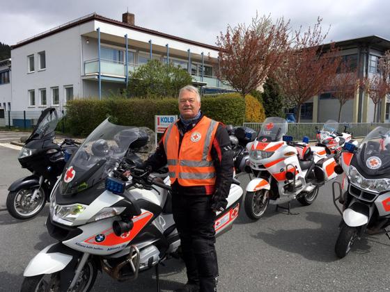 Clemens Salzer macht an den Wochenenden mit seinem ­Motorrad die Autobahnen sicher.	Foto: BRK