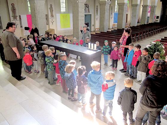 Interessiert schauten sich die Kindergartenkinder die Ausstellung von Theo Crash in der Pfarrkirche an.	Foto: Kindergarten