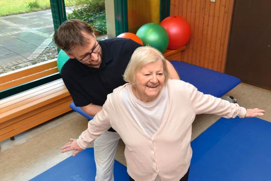 Übungen für ein verbessertes Gleichgewichtsgefühl nehmen in den Therapiestunden mit den Parkinson-Patienten eine wichtige Rolle ein. 	Foto: VA