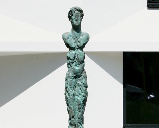 Vor der Galerie Braun-Falco gibt es eine neue  Skulptur »Figur«.	Foto: Braun-Falco Galerie