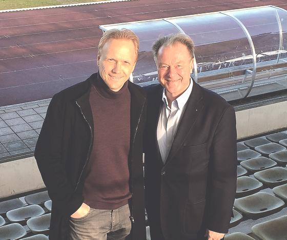 Rotary Club München-Harlaching Präsident, Dr. Frank Meik mit dem ehemaligen Nationalspieler Carsten Ramelow. Am Samstag, 4. Juni, wird für den guten Zweck im Stadion Vaterstetten gekickt.	Foto: VA