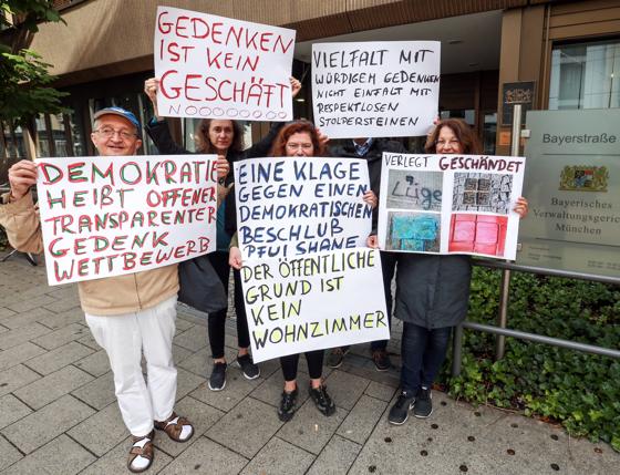 Mitglieder des Vereins Respect and Remember demonstrieren vor dem Verwaltungsgericht gegen Stolpersteine.	Foto: Theo Klein