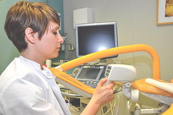 Dr. Julia Neff bereitet die Untersuchung einer Patientin mittels Kolposkop vor.	Foto: Sybille Föll
