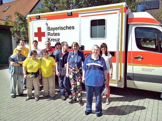 Simone Hendriscke und Fabian Kraemer mit ihrer Gruppe beim BRK Ebersberg.	Foto: brk