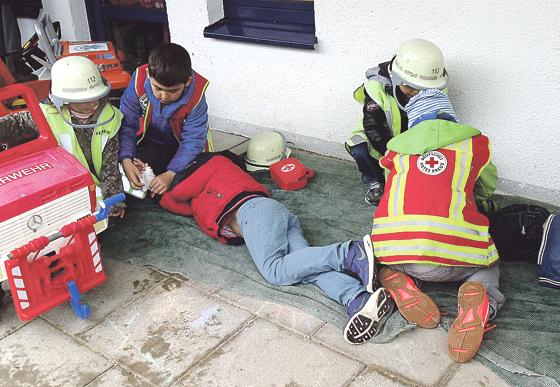 16 Vorschulkinder aus Taufkirchen schlüften in die Rolle der Rettungskräfte.	Foto: Sanitätshilfe Oberland
