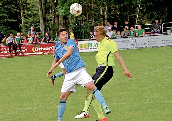 Ein hart umkämpftes Duell lieferten sich die Spieler des SV Zamdorf (blaues Trikot) gegen den SV Waldperlach.	Foto: SV Zamdorf