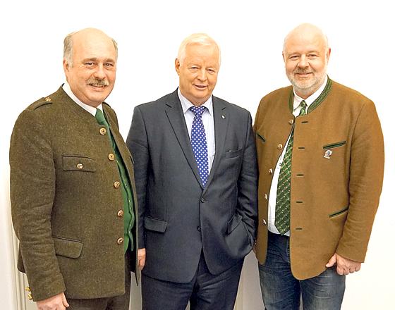 Generalsekretär Hubert Dorn, Stadtrat Mario Schmidbauer, Parteivorsitzender Florian Weber (v.li.).	Foto: Bayernpartei