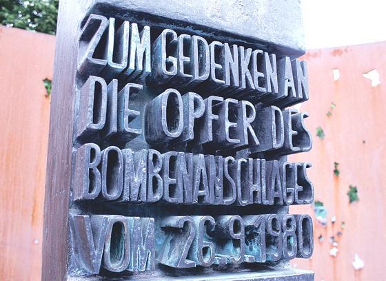 An der Theresienwiese gibt es diese Gedenksäule, die nach Ansicht einiger Kommunalpolitiker bei den Münchnern immer weniger präsent ist.	Foto: Archiv/cr
