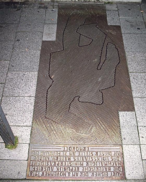 Mit diesem Bodendenkmal und einem gläsernen Denkmal gedenkt München dem bayerischen Ministerpräsidenten Kurt Eisner  zu wenig, wie Vorstände des Vereins »Das andere Bayern« meinen.	Foto: Richard Huber, CC-BY-SA 3.0