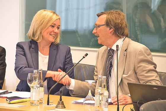 Freuen sich auf die Zusammenarbeit: Joachim Unterländer (CSU), Vorsitzender des Sozialausschusses im Landtag, und seine neue Stellvertreterin Doris Rauscher (SPD).			Foto: Felix Hälbich / BayernSPD