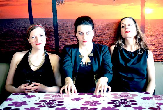 Die drei Musikerinnen Evi Keglmaier, Maria Hafner und Anna Veit sind am 23. Juni zu Gast. 	Foto: Herpich