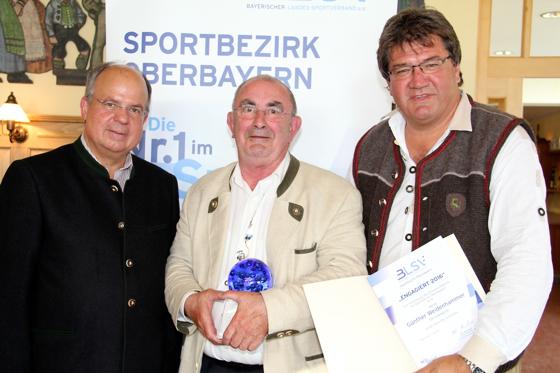 Bezirksvorsitzender Otto Marchner (l.) und Geschäftsführer Thomas Kern (r.)  gratulierten Günther Weidenhammer zum Ehrenamtspreis. 	 Foto: alpenPR