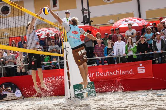 Einen packenden Fight lieferten sich Konstantin Schmid (links) und Benedikt Doranth (rechts) im Finale des BVV Beach Masters in Ebersberg.	Foto: Beach2Go