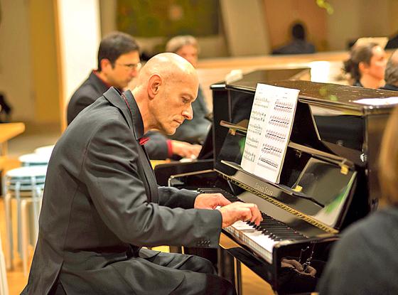 Der Pianist Thomas Selbach wird am 2. Juli in Neubiberg alle 19 Nocturnes von Chopin spielen. 	Foto: VA