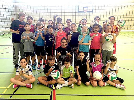 Rund 60 Kinder der beiden Grundschulen absolvierten ihr Spielabzeichens der Deutschen Volleyball  Jugend.	Foto: Verein