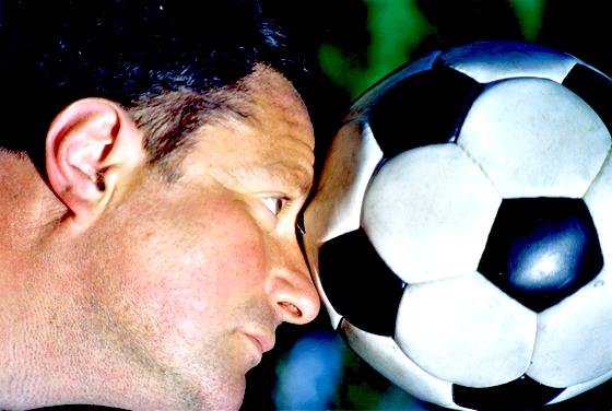 Gerald Wolf lädt am spielfreien Abend ein zum Fußballkabarett ins Kubiz. 	Foto: VA
